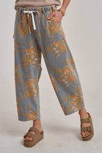 Load image into Gallery viewer, MID RISE RELAXED CASUAL FIT FLORAL DENIM JEANS_JLB80005-01