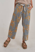 Load image into Gallery viewer, MID RISE RELAXED CASUAL FIT FLORAL DENIM JEANS_JLB80005-01
