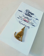 Load image into Gallery viewer, Howling Coyote Brass Patina Hat Pin Hat Bar Western