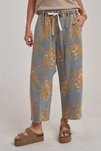 Load image into Gallery viewer, MID RISE RELAXED CASUAL FIT FLORAL DENIM JEANS_JLB80005-01