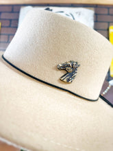 Load image into Gallery viewer, Brass Patina Horse Head Left Hat Pin Hat Bar