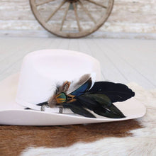 Load image into Gallery viewer, Feather Hat Accent - Risco