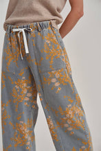 Load image into Gallery viewer, MID RISE RELAXED CASUAL FIT FLORAL DENIM JEANS_JLB80005-01