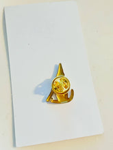 Load image into Gallery viewer, Howling Coyote Brass Patina Hat Pin Hat Bar Western